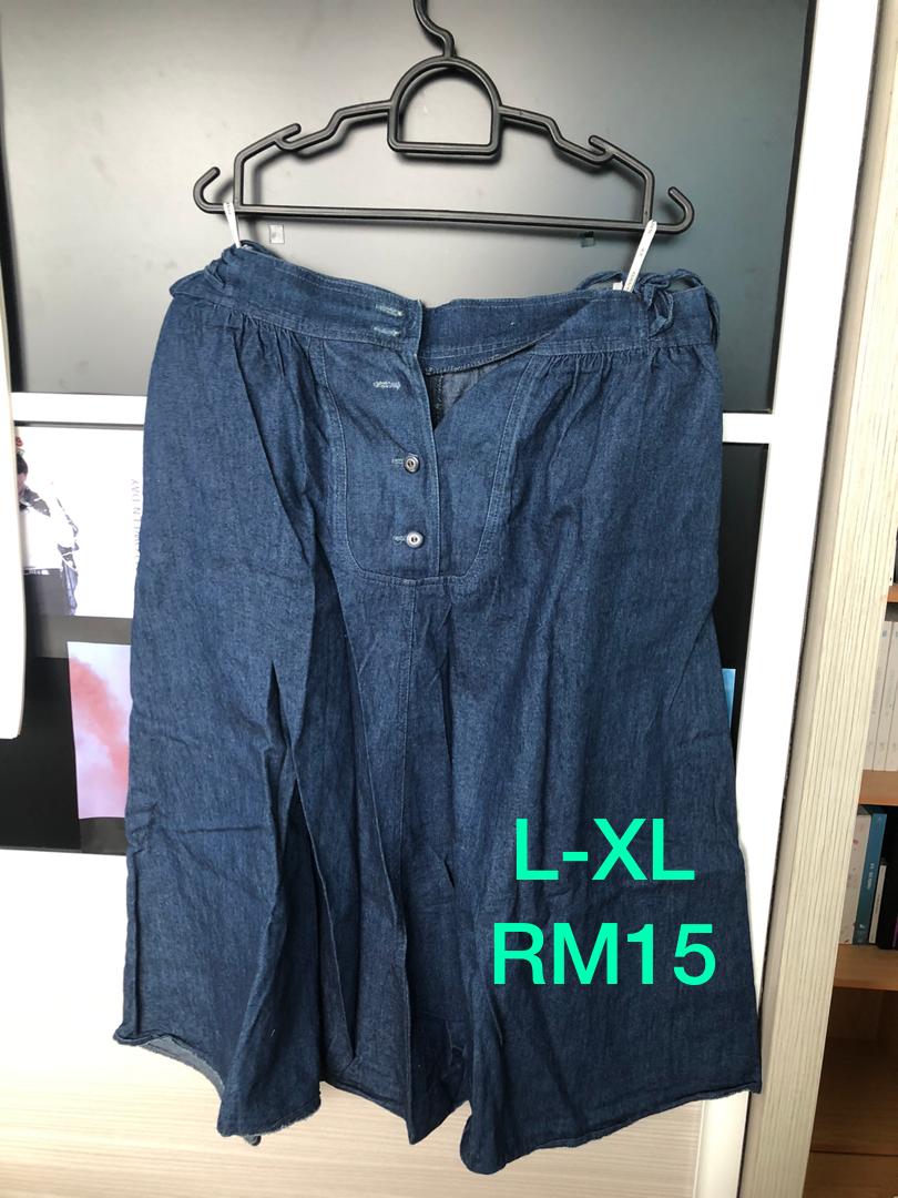 DM me for more photos and conditions on clothesWore these less than 10 occasions!Skirts are high waisted, looks super nice with crop tops or tucked in clothes ^^