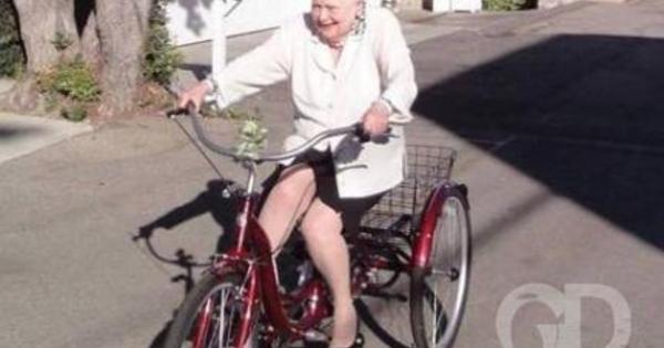 ProfDavidDuarte's tweet photo. Bicicleta traz felicidade? Olivia De Havilland, que interpretou Melanie Hamilton no clássico "...E o Vento Levou", de 1939, aos 103 anos posou para uma foto andando de bicicleta e provando que ainda tem muita vitalidade. https://t.co/p5mTpREhQX