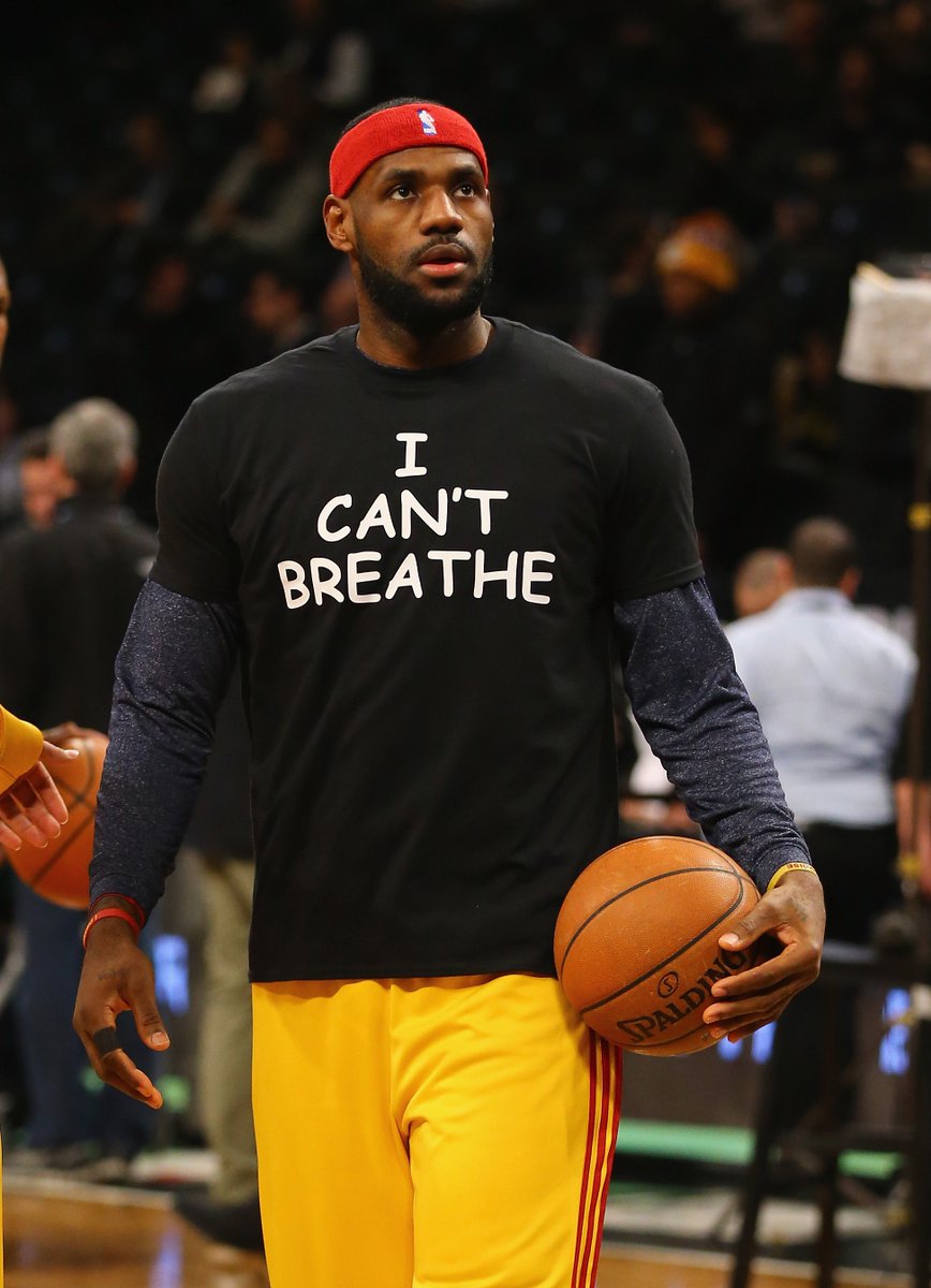 parallelecinico's tweet photo. Oggi come allora.
Fino a quando il mondo non cambierà.
Mai smettere di parlare, informarsi, protestare, sensibilizzare sul tema razziale. LeBron lo sa e, anche oggi, meravigliosamente si espone.
«Non riesco a respirare, non riesco a respirare. Ti prego non uccidermi» #GeorgeFloyd https://t.co/rGbqUYi0rU