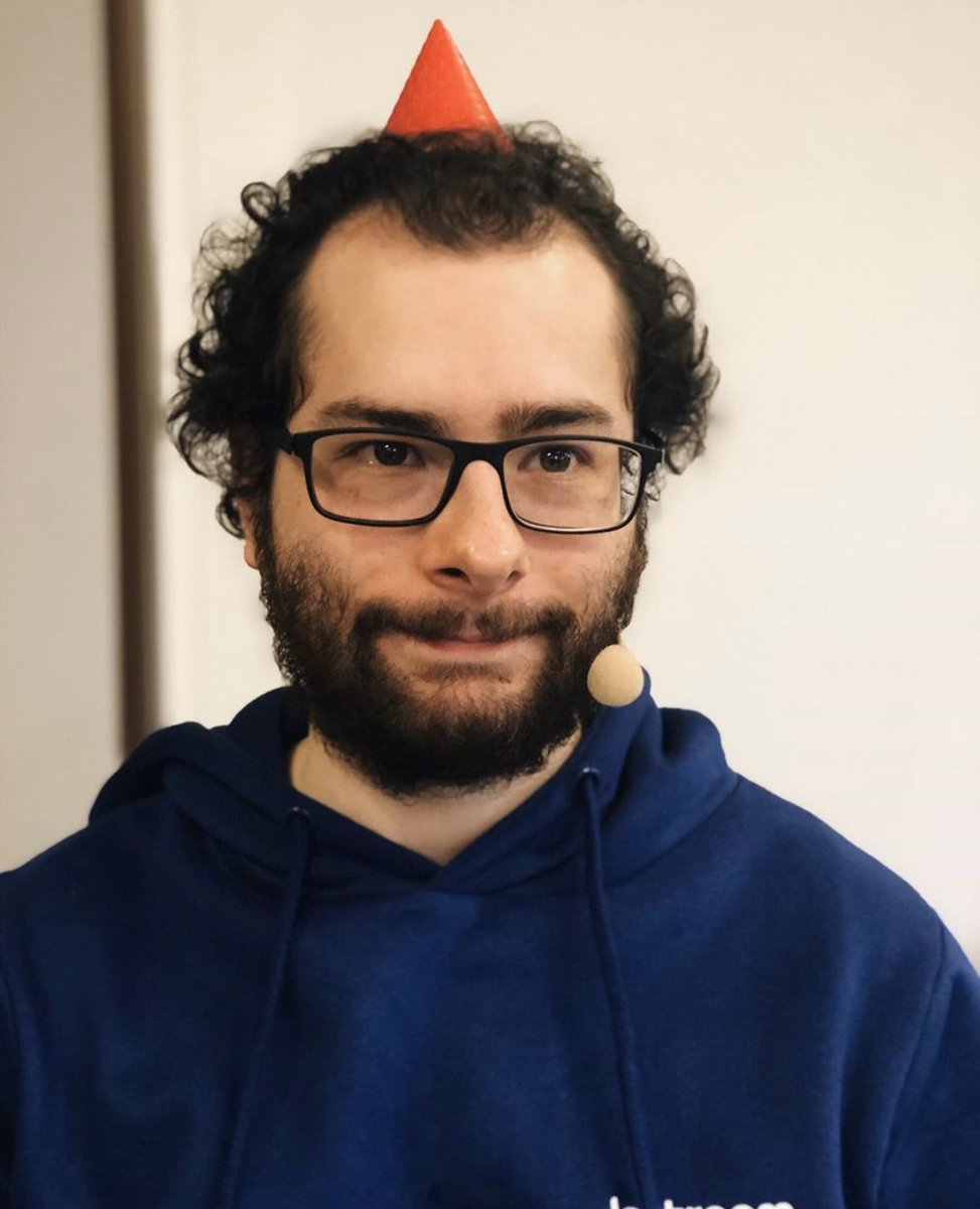 Aujourd’hui est un jour important c’est l’anniversaire de votre roi <a href="/Xari_/">Xari</a>  ! Une cérémonie en grande pompe aura lieu ce soir à cette forte belle occasion. 
Vous n’êtes pas invités mais vous pourrez laisser vos offrandes sur le parvis du palais. 

Vos chers rois 👑