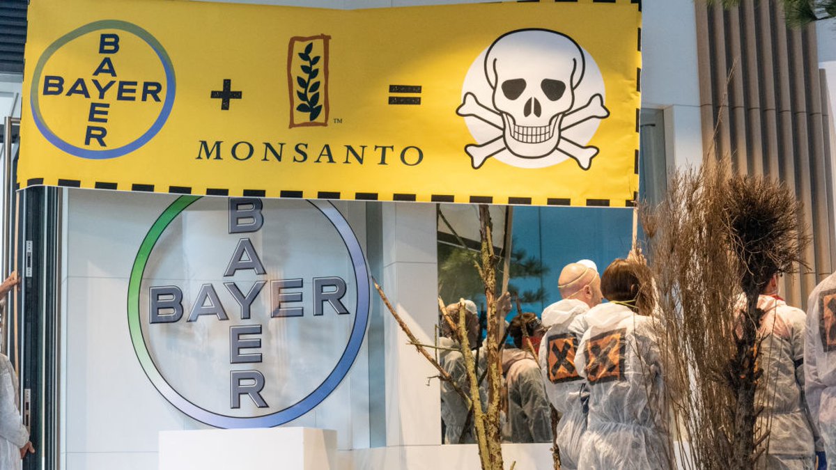 Resumen de porqué no buscan una alternativa a estos tóxicos que matan todo tipo de bacterias y microorganismos, incluidos los de tu cuerpo...Es tan sencillo como que NO quieren/interesaRecordemos la mayor farmacéutica BAYER está en el negocio de los VENENOS y semillas #Piensa