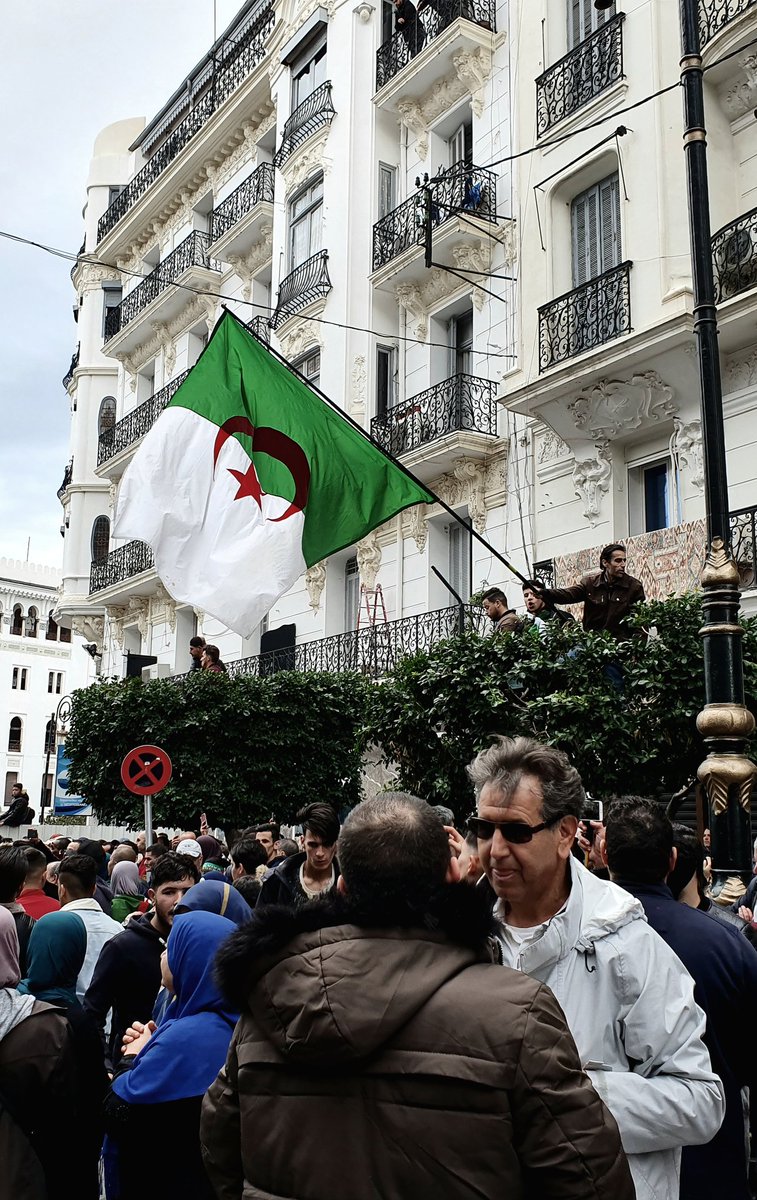Je termine ce thread avec de belles images du Hirak en espérant que l'Algérie aille mieux le plus tôt possible et Tahia Dzayer   #Algerie  #AlgerieMonAmour