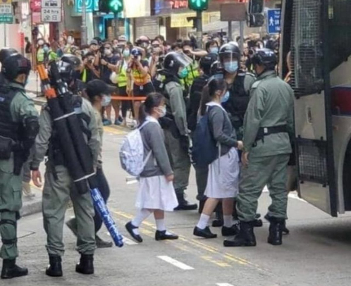 makegg0's tweet photo. This is how our government treat teenagers. When the uneducated got the power n force to arrest the students who #FightForFreedom 
#StandWithHongKong 
#hongkongpolicebrutality https://t.co/hCWGfn5EOy