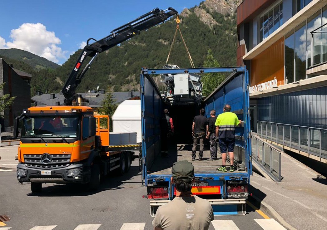 FAEAndorra's tweet photo. Per poder entrenar en estiu 🌞, la millor eina... 😁 ja tenim aquí el simulador ⛷ @SkiworldproCom❗Gràcies a la col•laboració del @GovernAndorra @Esports_Govern podrem continuar amb l'esquí al CTO
.
@CreditSupport_ @AndorraTelecom  @plazandorra @AnyosPark #SkiAndorra #IfRent https://t.co/SZbQ5Pu1q1