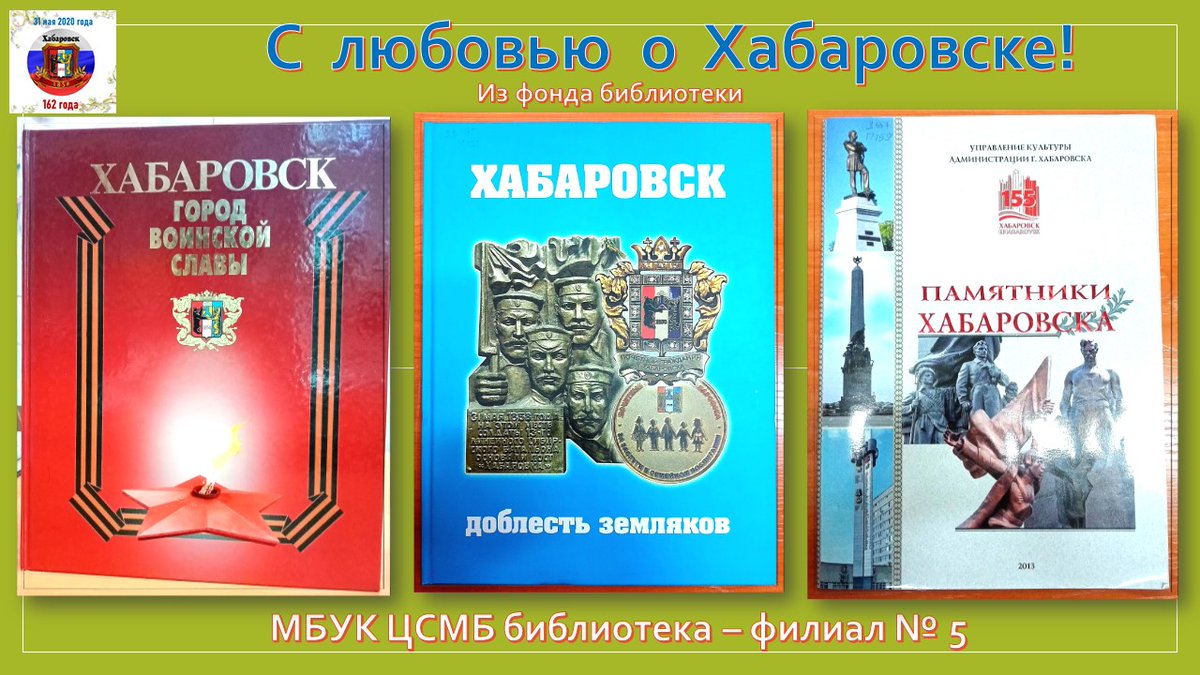 Книги на полках библиотеки.