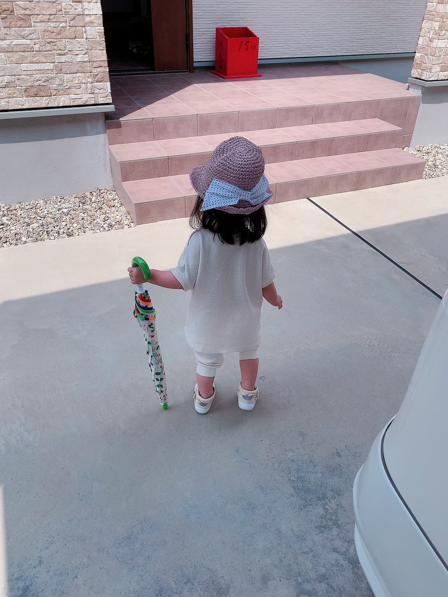 Nancy_0224's tweet photo. もう、お外は暑いな〜☀️

晴れてるのに傘を持ちたがる

お嬢様😂💕

毎日靴を自分で選んでくれるんだけど

全然色あってない日も🙄

今日のお靴は色🙆‍♀️

帽子も自分で選んできて女子😂💕💕 https://t.co/bqEs3cIM5y