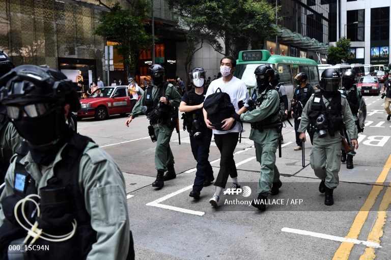 AFPphoto's tweet photo. Hong Kong police clamp down on national anthem law protests #AFP
https://t.co/qhv9KTpiSo
https://t.co/qsHUJp6Q72 
📸 @AntAFP
📸 Isaac Lawrence https://t.co/i2P45iBJXp