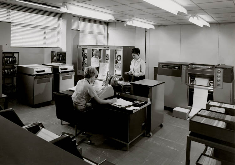 SwanUniArchives's tweet photo. C is for computers! Some of the first computer programmers 
@swanseauni, c.1960s. @Swansea2020 @HoCCsu #ArchiveZ https://t.co/g8y9cCT2iv