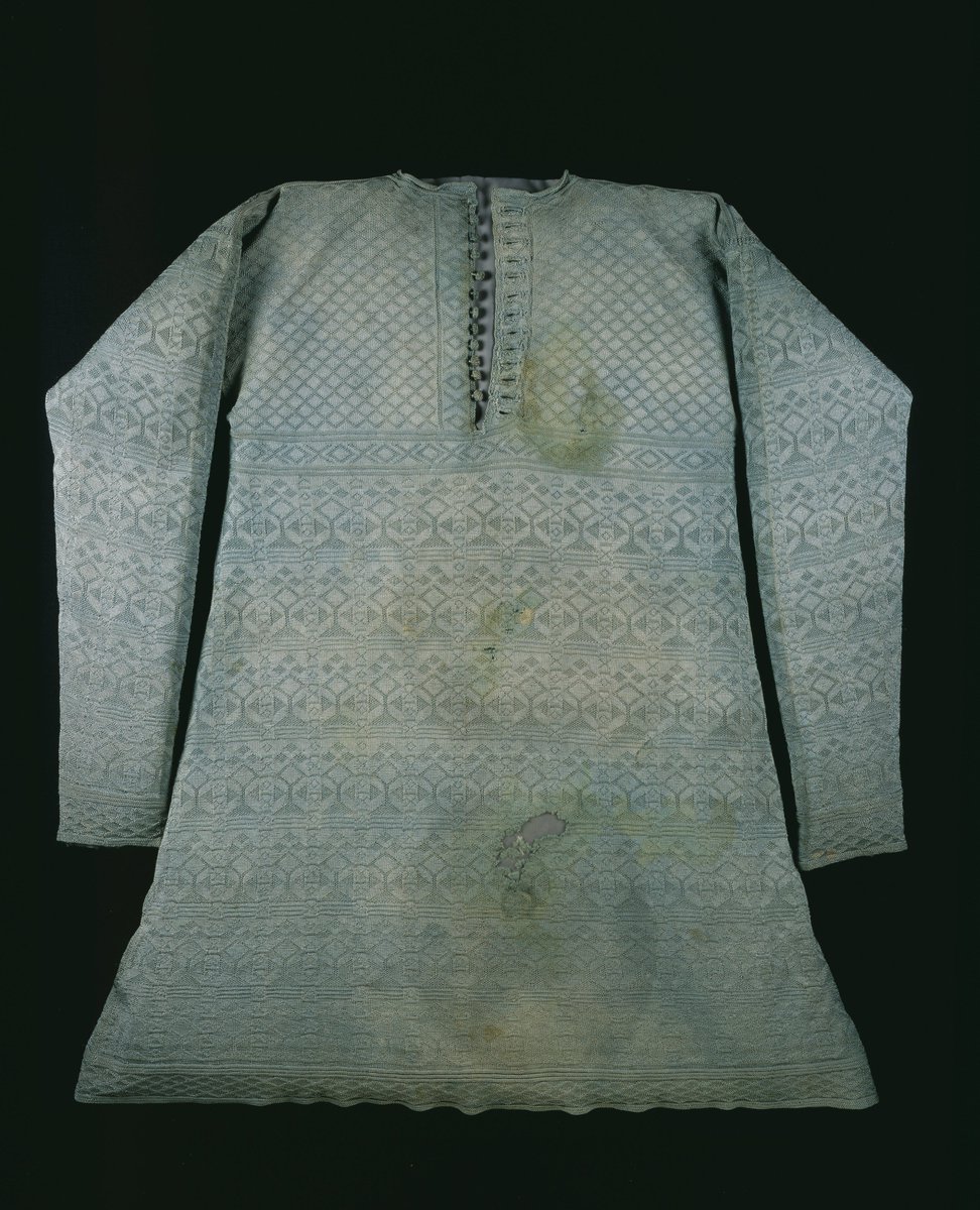 bwallower's tweet photo. #MuseumsUnlocked #fashion Still planned to open in October at #museumforlondon is Executions, featuring some of the clothing reputedly worn by Charles I at his. His vest, a sash trimmed with silver gilt lace and spangles and some very fancy gloves with pink silk cuffs. https://t.co/qmJRoFW0dx