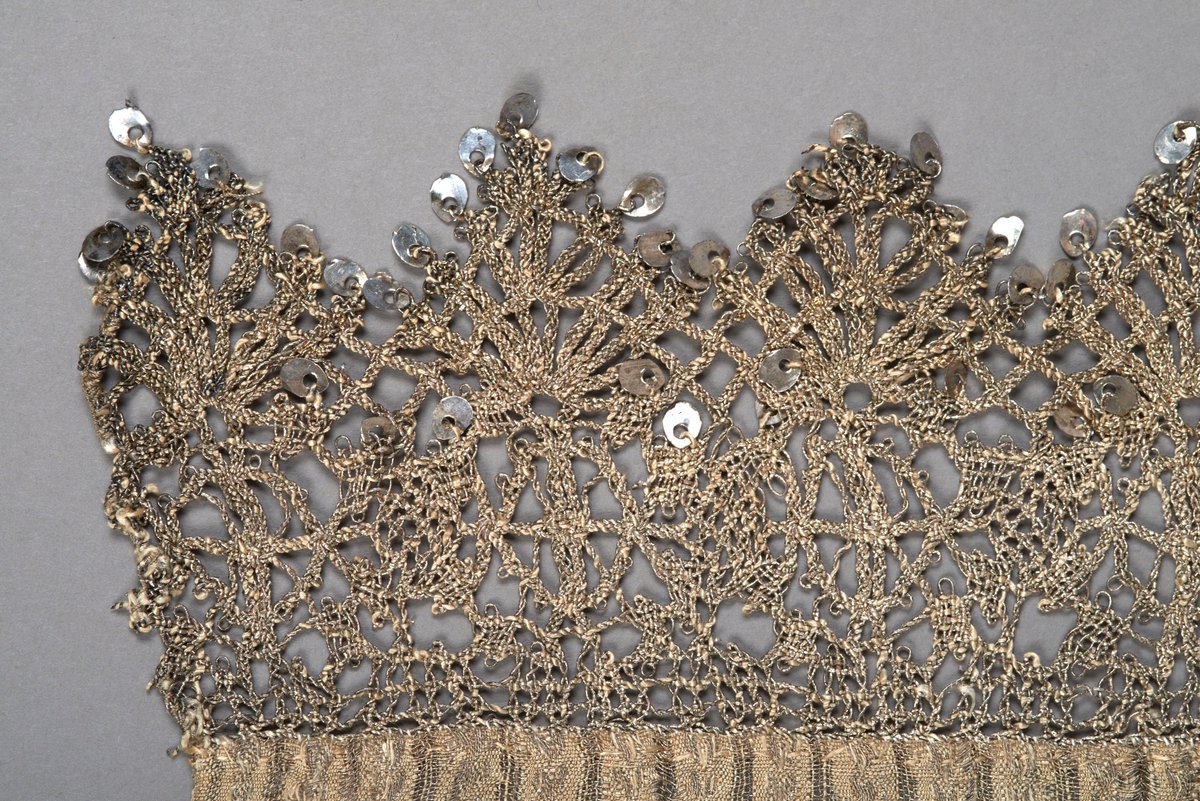 bwallower's tweet photo. #MuseumsUnlocked #fashion Still planned to open in October at #museumforlondon is Executions, featuring some of the clothing reputedly worn by Charles I at his. His vest, a sash trimmed with silver gilt lace and spangles and some very fancy gloves with pink silk cuffs. https://t.co/qmJRoFW0dx