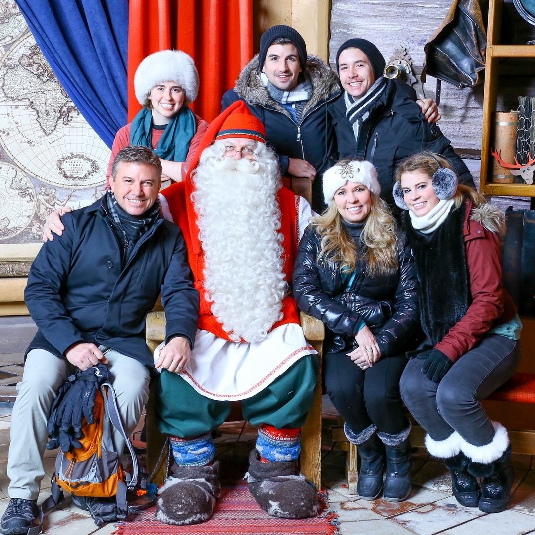tammypacktalks's tweet photo. Christmas 2018 in Lapland, Finland with the kids. We waited a LONG time in the line to see Santa at his home in Lapland, and everyone in that line was barely 6" apart, much less 6'! Different times. Grateful for all. #beforecorona #christmasmemories https://t.co/8gjOcnLpjA