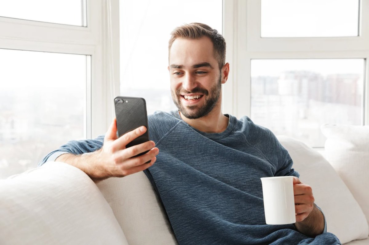 multiphone's tweet image. No importa donde te encuentres, mantén siempre activa tu línea con el servicio de recargas y realiza tus llamadas internacionales. ¡Todo desde nuestra APP! 📲😎