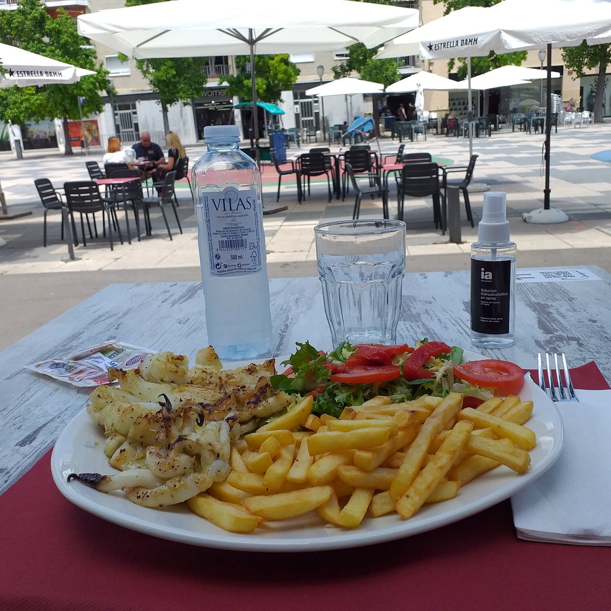 enricfogas's tweet photo. Avui primer àpat per feina a fora de casa.
I ho he fet a #Igualada, a El Bistrot de la Plaça. #CalFont
Aquí la pandèmia ha estat molt dura, donem-los aire i oportunitats https://t.co/aSax8ctVHN