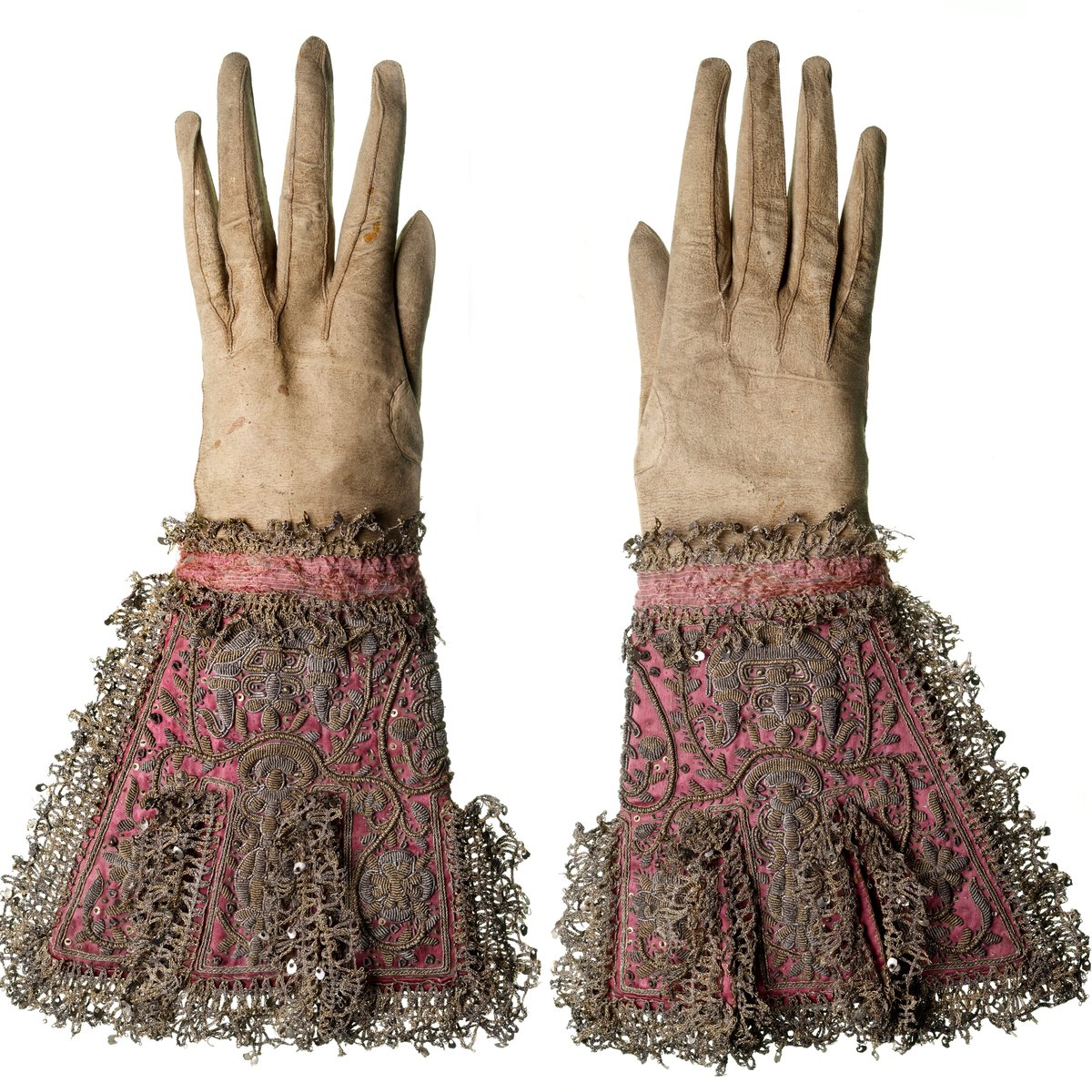 bwallower's tweet photo. #MuseumsUnlocked #fashion Still planned to open in October at #museumforlondon is Executions, featuring some of the clothing reputedly worn by Charles I at his. His vest, a sash trimmed with silver gilt lace and spangles and some very fancy gloves with pink silk cuffs. https://t.co/qmJRoFW0dx