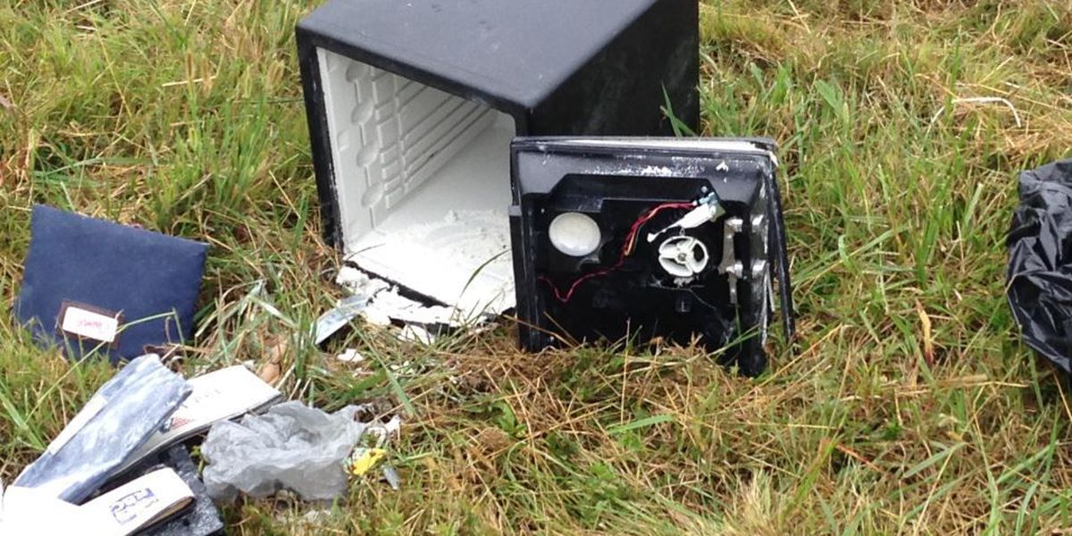 BandEAtoZ's tweet photo. Despite their frequent use as fertilizer it is not recommended by your local extension office.

Notice that small, lightweight safes are just small &amp; lightweight but not really safe.

 #boltitdown #safeengineer #safeengineers #safecracker #safetech #physicalsecurity https://t.co/MTwzzLVYgF