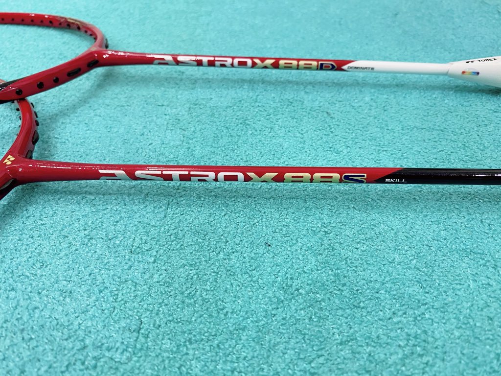 OkiBadminton's tweet photo. ASTROX99とASTROX88D・88Sの新色を入荷しました✨
まだ再開していない練習場所が多く、まだおもいっきりバドミントンできる状況ではないですね。。早くみんなとバドミントンしたいよー😭

#AX99 #AX88D #AX88S #YONEX #バドミントン https://t.co/RDfSq19tKE