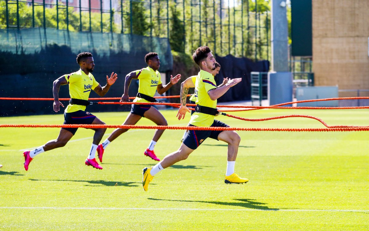 fcbarcelona_id's tweet photo. 3, 2, 1...  🏃 Latihan yg semangat !! https://t.co/NxP7M2YPjR