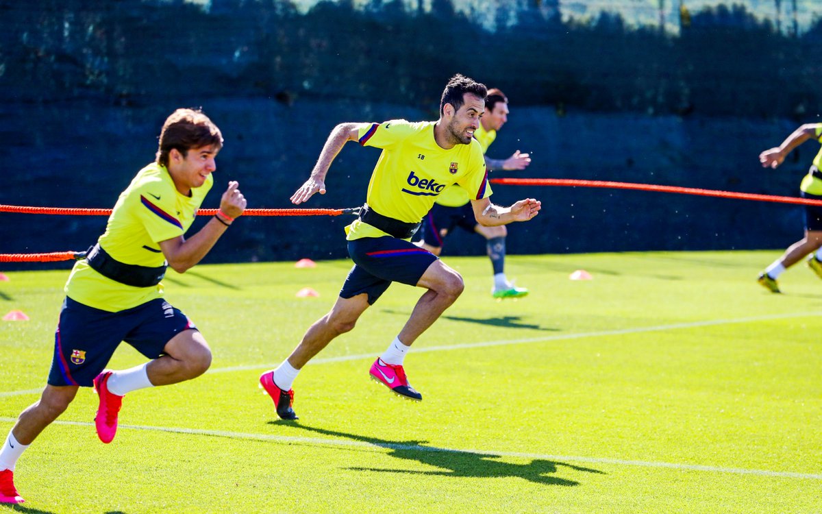 fcbarcelona_id's tweet photo. 3, 2, 1...  🏃 Latihan yg semangat !! https://t.co/NxP7M2YPjR