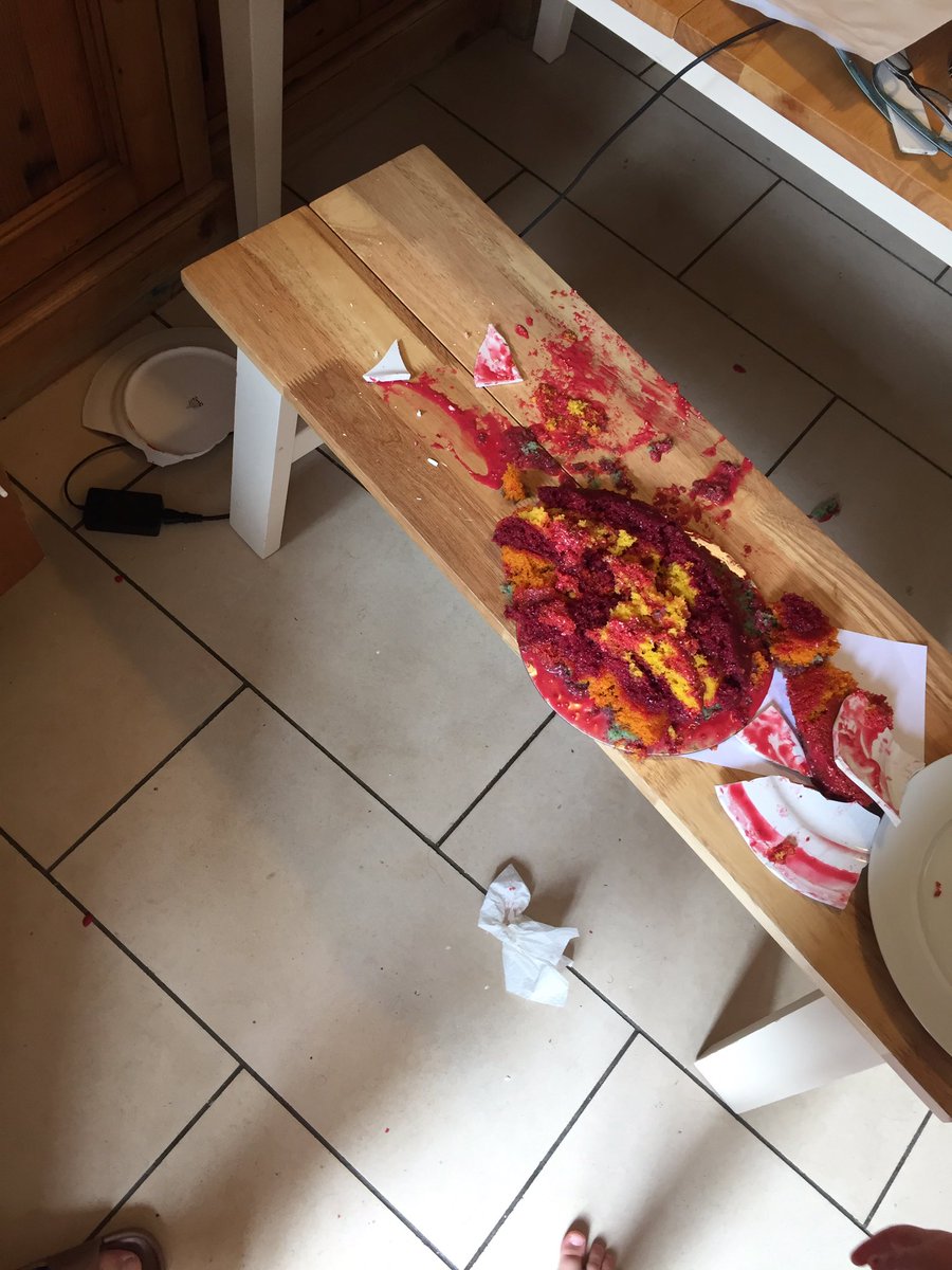 MarcEdmans's tweet image. Just twatted this unicorn cake off the side, spent most of the morning making it. @lisalovesmarc Enjoy!