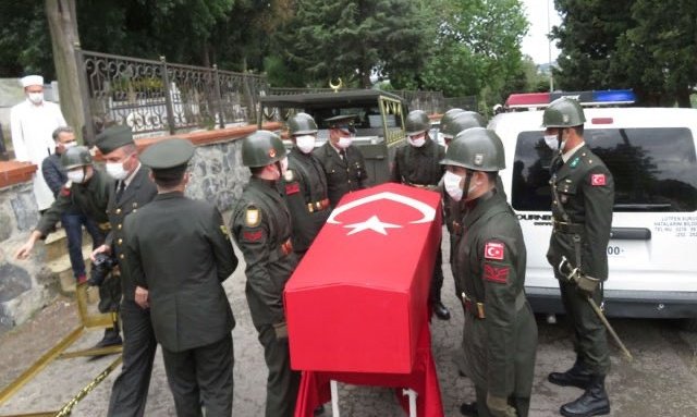 Ömrünü, Hilal'in değerlerine saldırmakla geçiren darbecilerin  Hilal'e sarılmış olmasının hüznü içindeyim!
#ismailhakkıkaradayı #28şubat