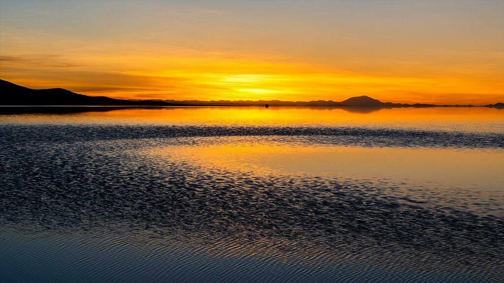 #bolivia #southamerica #latinamerica #altiplano #salardeuyuni #saltflats #dawn #sunrise #water #landscape #landscapephotography #travelphotography #offthebeatenpath #lonelyplanet #bronxphotographer #blackphotographer #precovid19 instagr.am/p/CAsMDDnJAq6/