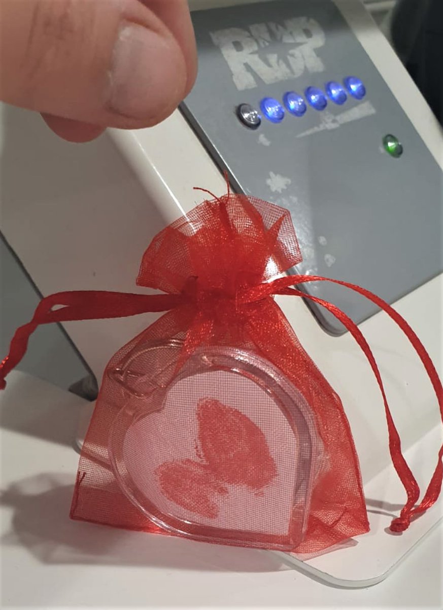 A Trainee Nursing Associate at <a href="/WythenshaweHosp/">Wythenshawe Hospital</a> who has been working with patients affected by #COVID19 has created a touching memento for relatives bereaved by the virus.♥️🕯️

Find out more👇

mft.nhs.uk/wythenshawe/tr…