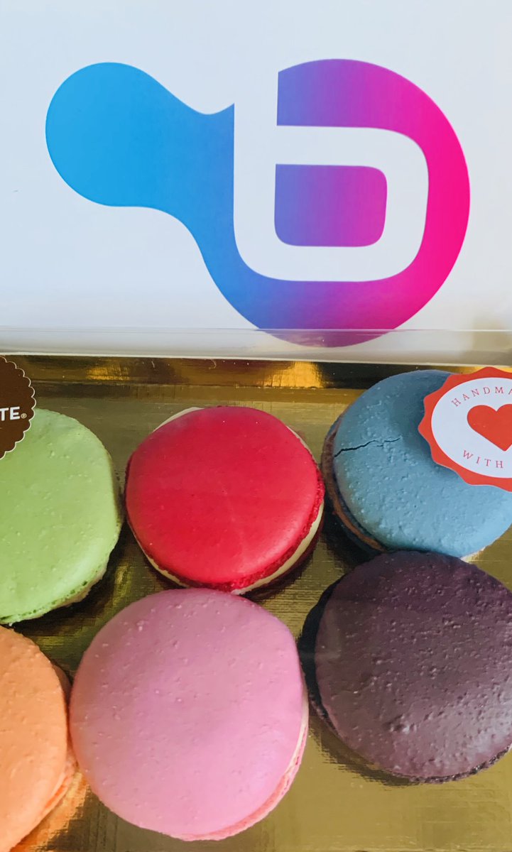 SUPERREMIE's tweet photo. De samenwerking is amper begonnen en nu al een fantastisch relatiegeschenk ontvangen! Dank je wel ⁦@BLENDleren⁩! #AppleSupport #macarons https://t.co/g8VUfH9HCZ