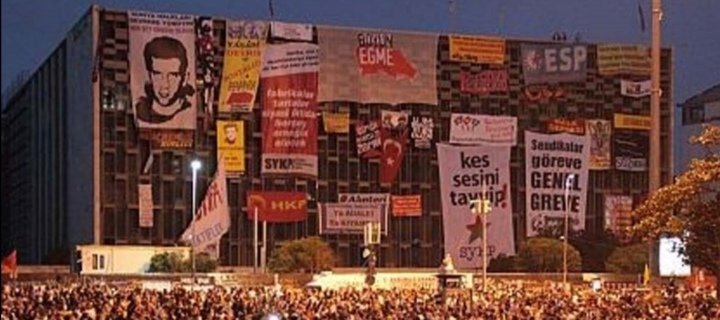 "Dalgaları karşılayan gemiler gibi,
gövdemizle karanlıkları yara yara
çıktık, rüzgarları en serin
uçurumları en derin
havaları en ışıklı sıra dağlara.
Arkamızda bir düşman gözü gibi karanlığın yolu."
#GeziParkı