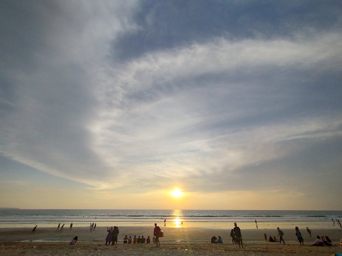yoyodevina's tweet photo. Another sunset at Kuta beach before pandemic #StayAtHome https://t.co/3HXz3lwxR1