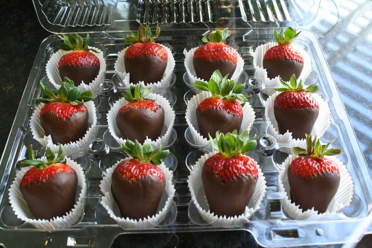 Как хранить клубнику в шоколаде. Клубника в шоколаде белом и молочном коробка. Godiva клубника в шоколаде. Как хранить клубнику в шоколаде. Как хранить клубнику в шоколаде.