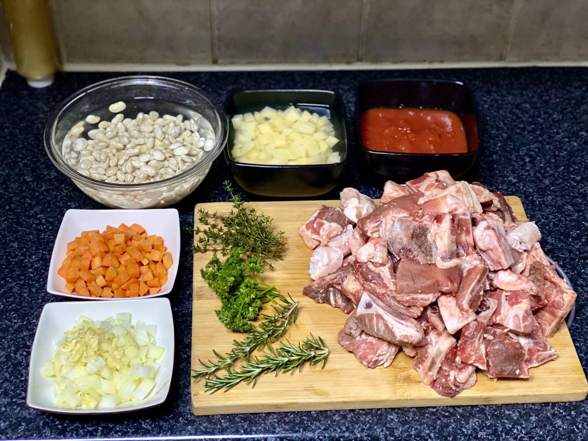 chef_bennym's tweet photo. It’s a soup-kinda day 😋! #beef&beansoup #lockdownsoup #coldday #fortheloveoffood #dowhatyoulove #lovewhatyoudo #cheflife https://t.co/pREgqzd6lq
