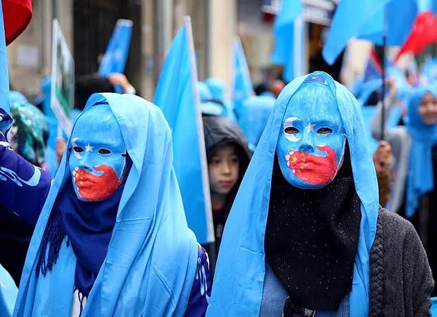 #DoğuTürkistanYanlızDeğildir          Ellerimde kan gözümde yaş.                Hâlâ mı görmezsiniz halimi.