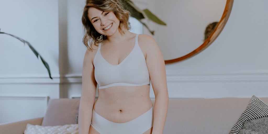 HIntimates's tweet image. According to popular memes recently, ripping off your mask when you get in the car is the new ripping off your bra when you get home. Who else is not going back to wearing wires after this?! 🙋‍♀️  
Best #seamlessbras -&amp;gt; ow.ly/rfSX50zR2Bn