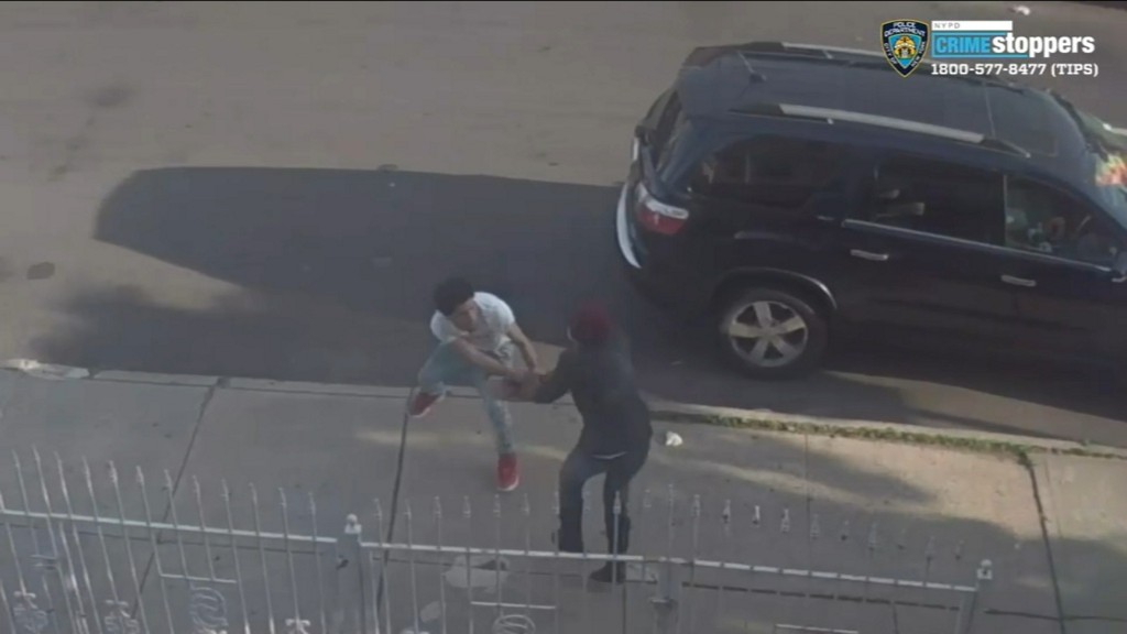 ABC7NY's tweet image. Video captures violent purse snatching in Jamaica, Queens 7ny.tv/2Ab6kAv