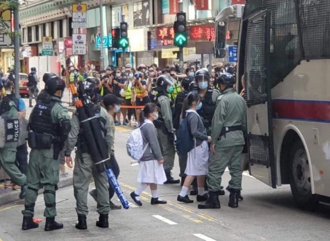 SzeMuses's tweet photo. It’s the first school day after months of staying at home due to the coronavirus outbreak, but students have been arrested on the way to school. It’s really ridiculous. Dear World, please help our kids #SOSHK This is a Humanitarian Crisis. #527 https://t.co/rS8MJeXohT