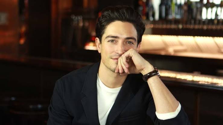 ben feldman but as you scroll his hands get closer to his face