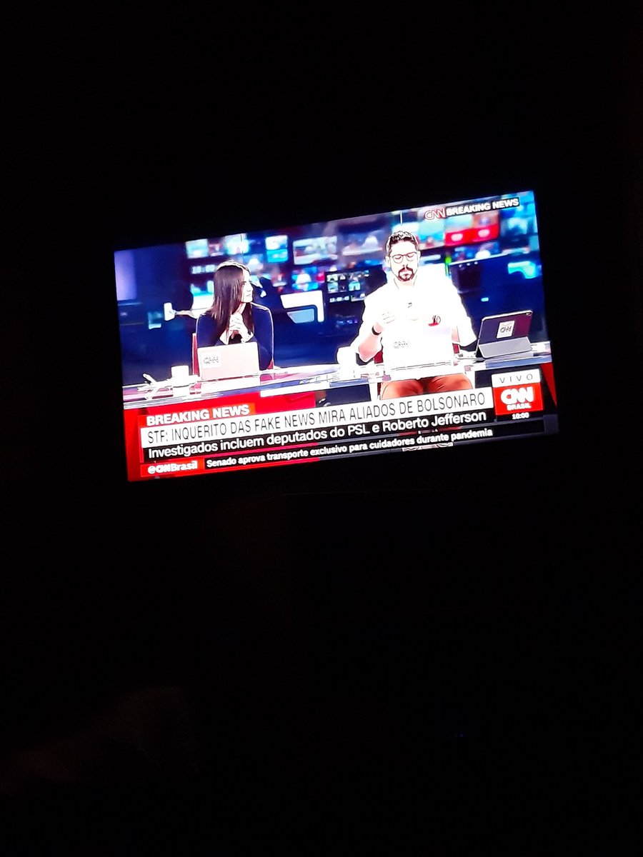A melhor parte de estar de folga, é assistir o único jornal possível. #LiveCNN <a href="/mari_palma/">mari palma</a> <a href="/PhelipeSiani/">PH Siani</a>