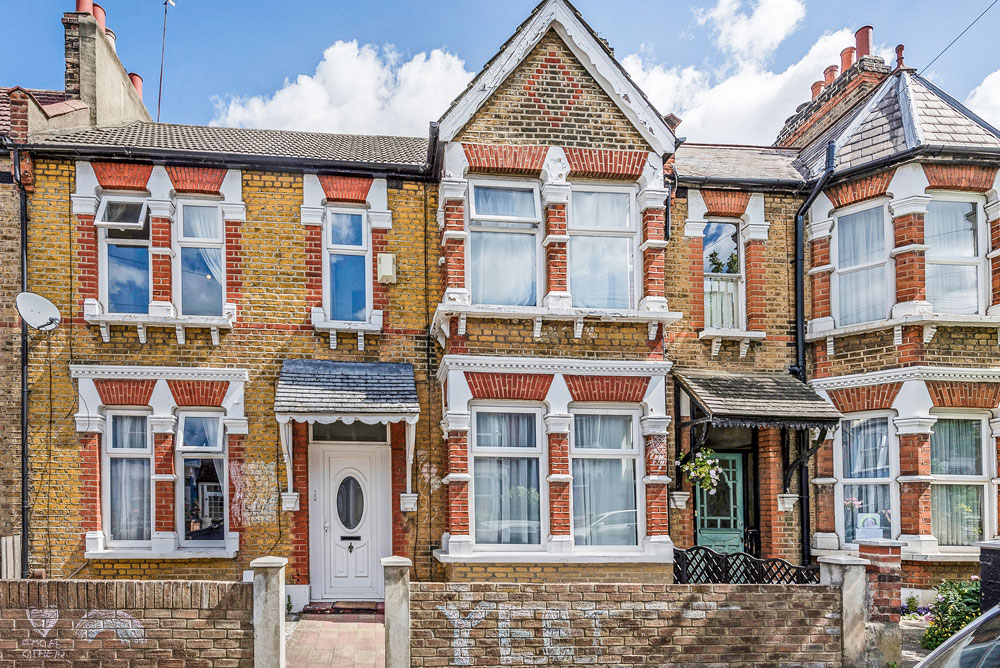 TheydonProperty's tweet photo. For Sale 🏡 Offered chain free &amp; situated on a desirable residential turning, is this spacious four bedroom terraced house within easy access of Leytonstone Central Line tube station &amp; main shopping area✨More info 👇
https://t.co/xPraPZYFlu
#Leytonstone #property https://t.co/gs4fusxNH2