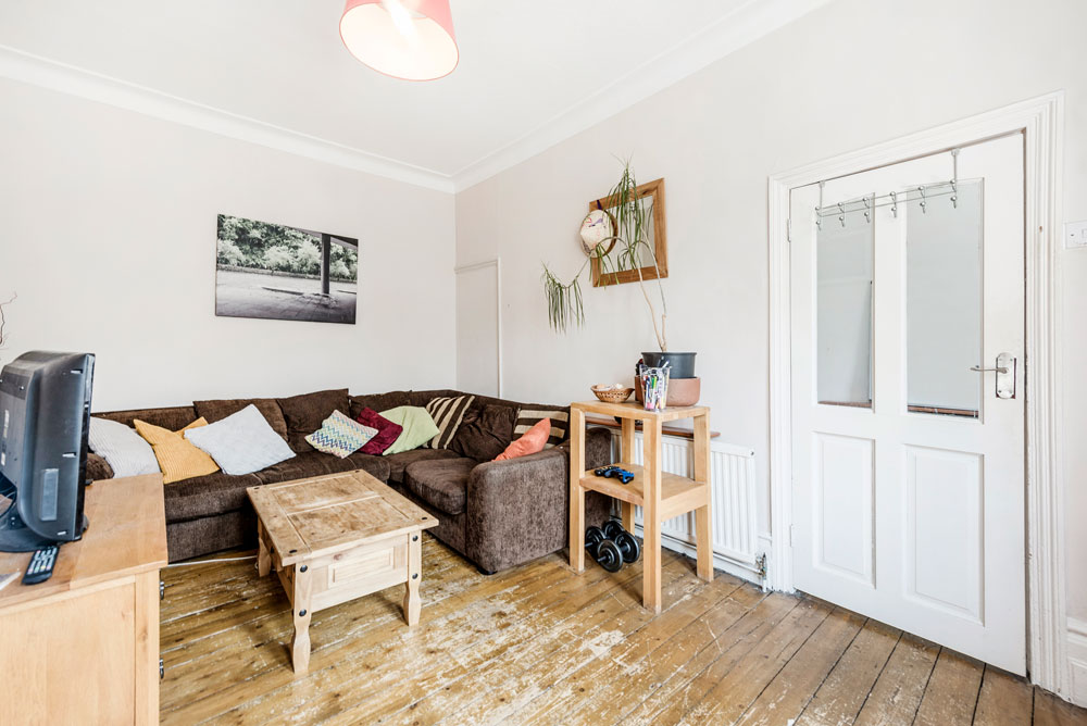 TheydonProperty's tweet photo. For Sale 🏡 Offered chain free &amp; situated on a desirable residential turning, is this spacious four bedroom terraced house within easy access of Leytonstone Central Line tube station &amp; main shopping area✨More info 👇
https://t.co/xPraPZYFlu
#Leytonstone #property https://t.co/gs4fusxNH2