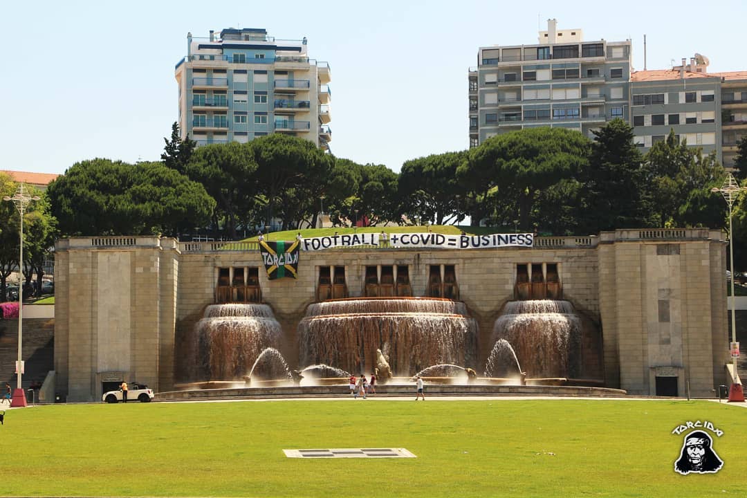 🇵🇹 Torcida Verde,Sporting CP:

 "Stop football! No football without fans"
"Football + covid = business"