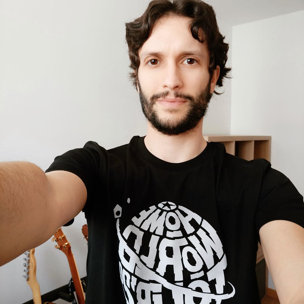 geometricamusic's tweet photo. Recibida la camiseta del #HomeWorldTour. El 100% de los beneficios de destinarán a los profesionales del sector de la música más desprotegidos.

Puedes comprarla aquí: https://t.co/LVLKVNYCA8

#sintecnicosnohaycultura
@WiZinkCenter @OnStage_merchan https://t.co/UHQ4K6mlcr