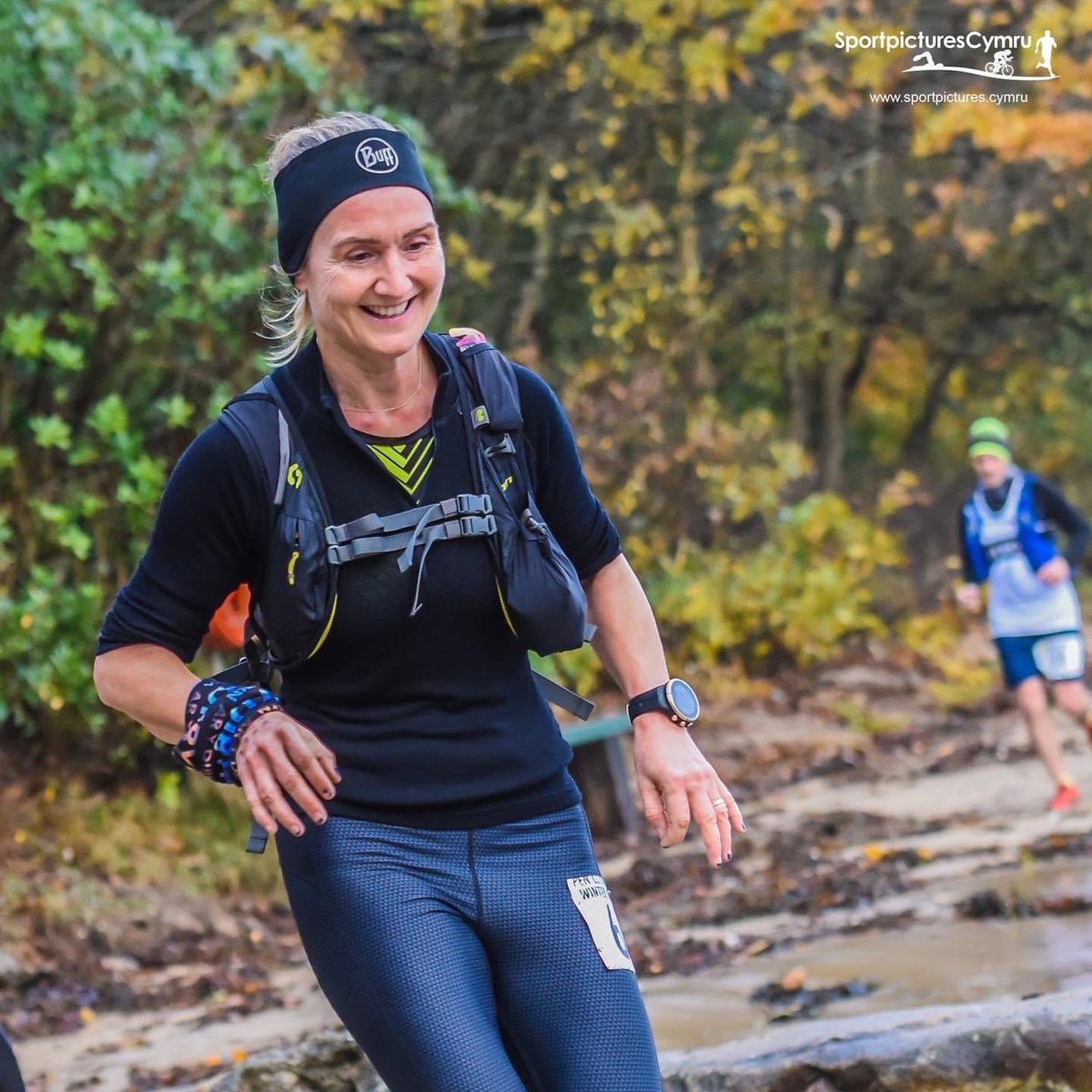BeautifullyBru6's tweet photo. Lowri Morgan taking on the Llanbedrog segment of the winter edition! Swimming at one point to pass a runner! True grit @_LowriMorgan https://t.co/dnrMt8jV9c