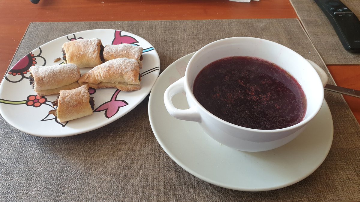 Pogotowie_IT's tweet photo. To mi było potrzebne...
#Barszczyk 🥣 #czerwony z #pasztecikami
Jakie to dobre 😋 https://t.co/UMCxQU9HIS