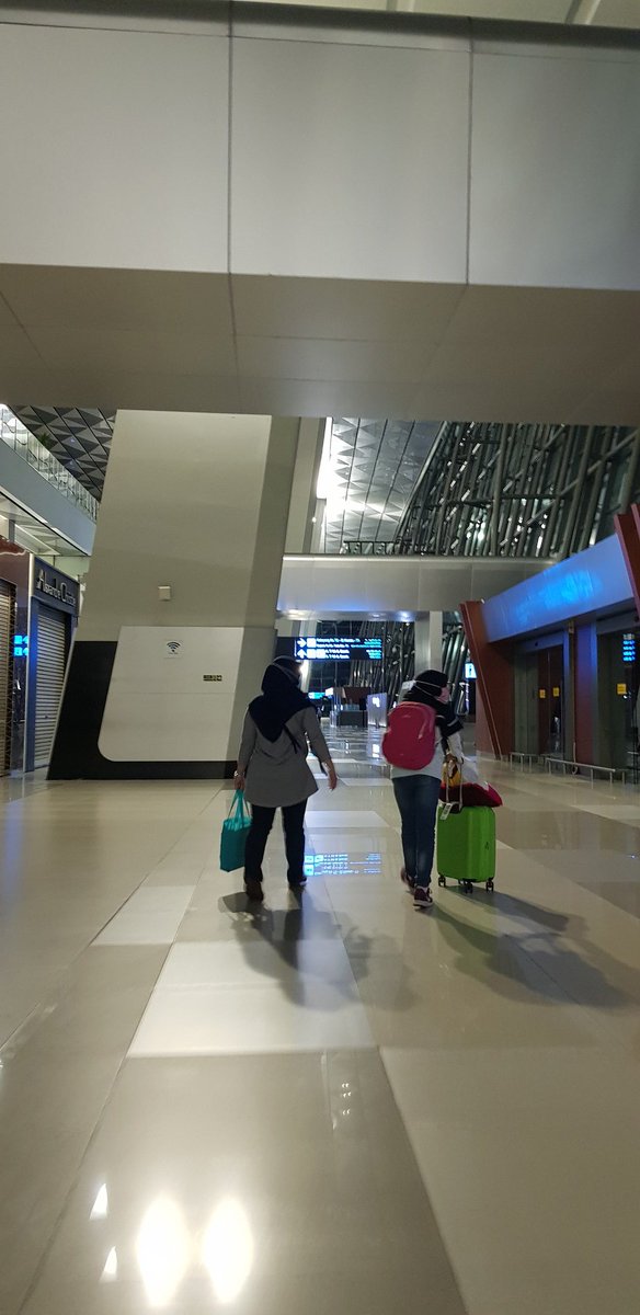 Kondisi bandara gimana? Kosong melompong. Setidaknya di Terminal 3.