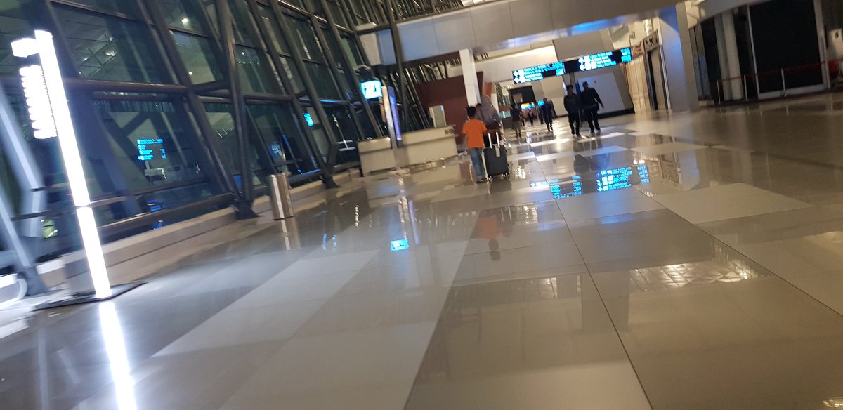 Kondisi bandara gimana? Kosong melompong. Setidaknya di Terminal 3.