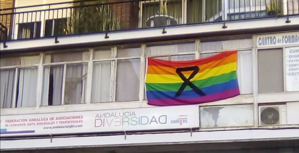 andalucialgbt's tweet photo. Hoy iniciamos el luto oficial por 10 días, por todas las víctimas que ha dejado el coronavirus. 

Esta es nuestra bandera para recordar a todos y todas las afectadas por esta pandemia. #MayoresLGBT #FamiliasLGBT #LGBTQuarenteners #Covid_19 #COVID19 #LGTBI https://t.co/j9oylhLa33