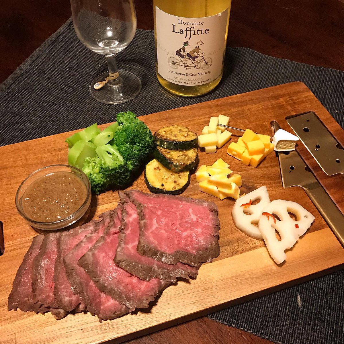 Evicco あと8 2kg Pa Twitter 今日のツマミ ローストビーフ 玉ねぎソース ズッキーニ 蜂蜜とマスタード和え 茹でブロッコリー 酢蓮根 チーズ3種 ローストビーフは低温調理でわりとちゃんと熱を通してくすんだ色だったのに切ると赤くなるおもろい