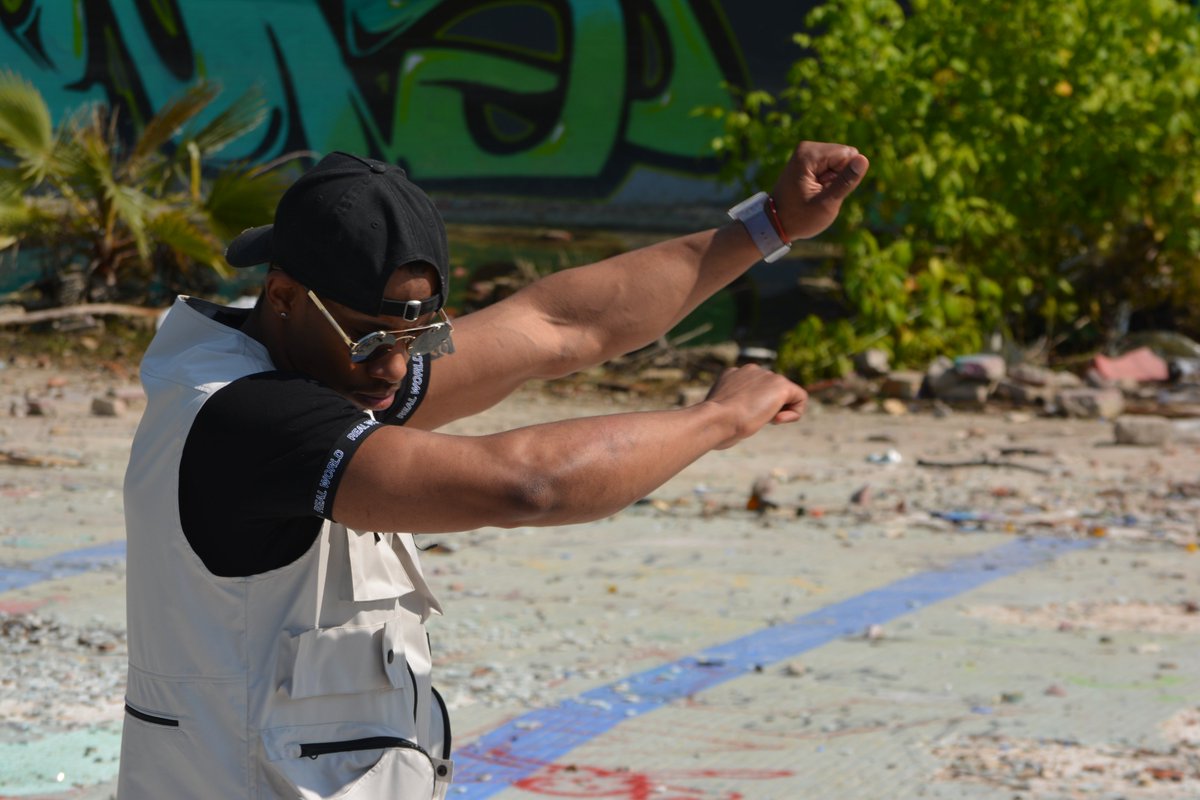 Soy un fucking black diamond, dont play, dont fuck. Jesús Reyes para muchos, aquí ReyD Reyes. Próximamente lanzamos la primera bomba musical. Recuerden la locura controlada es beneficiosa para el éxito