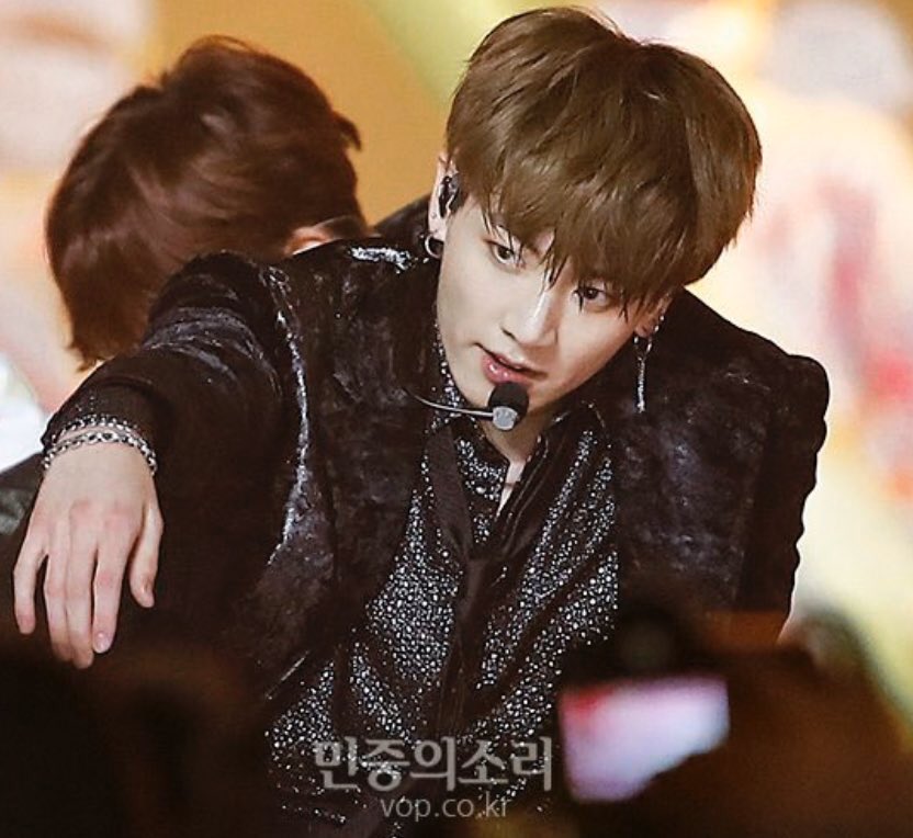 jungkook’s amazing stage presence ; a thread
