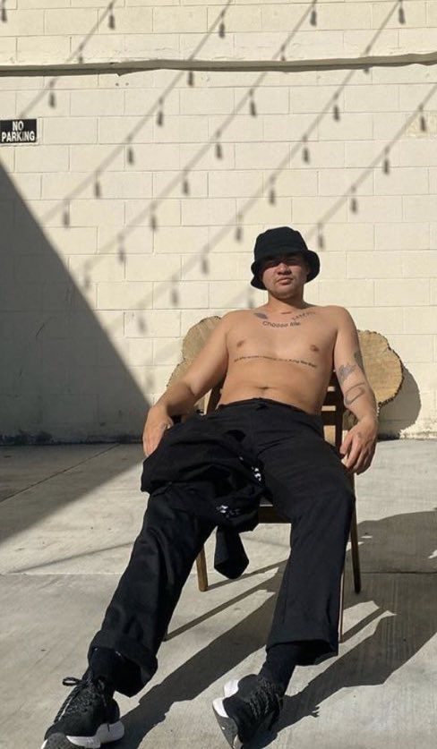 CalumUpdating's tweet photo. dear men, what is to prevent you from looking like this? https://t.co/fn0zLWaoQn